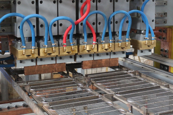 Hwashi Full Automatic Steel Wire Mesh Condenser Miedzian Buddy Tube i Multi-Point Spot Welding Machine