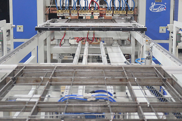 Hwashi Full Automatic Steel Wire Mesh Condenser Miedzian Buddy Tube i Multi-Point Spot Welding Machine
