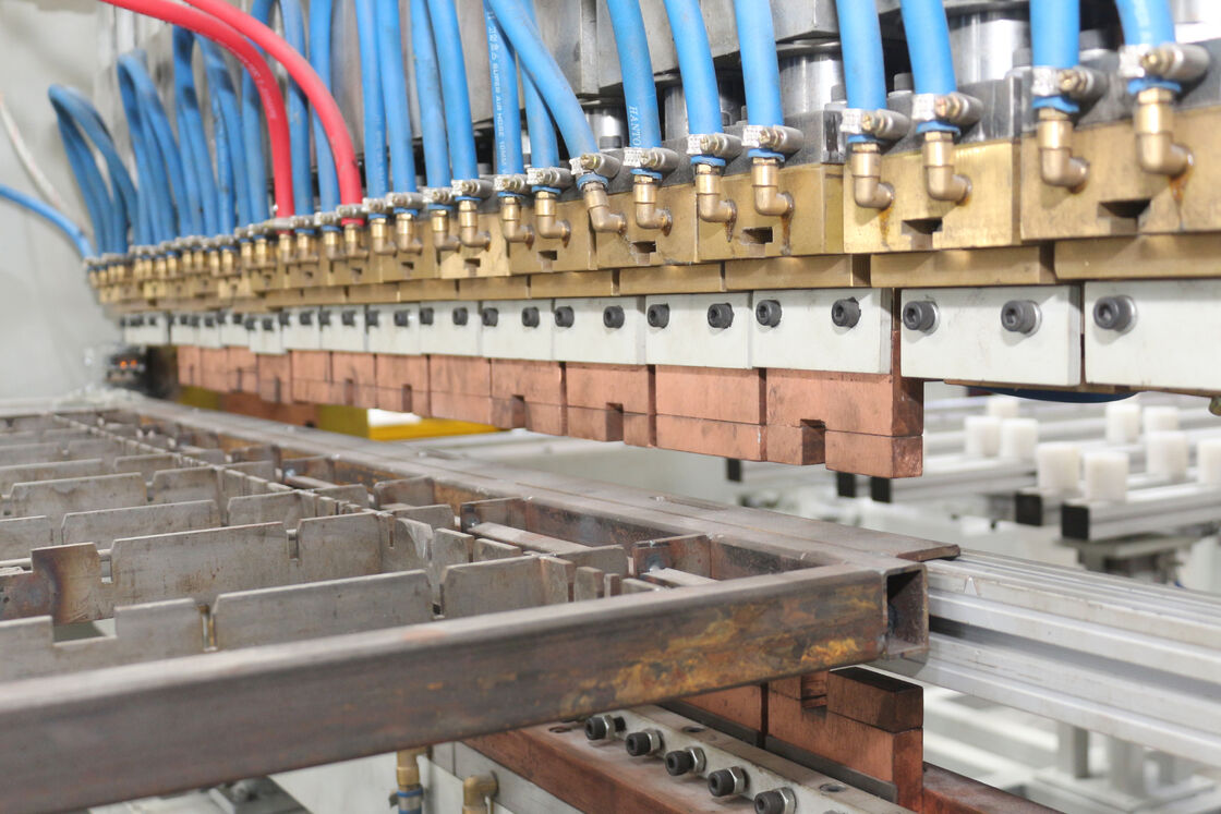 Zautomatyzowana, szybka spawarka skraplaczy chłodniczych z możliwością dostosowania linii produkcyjnej skraplaczy z rur drucianych oraz zintegrowanym spawaniem i gięciem