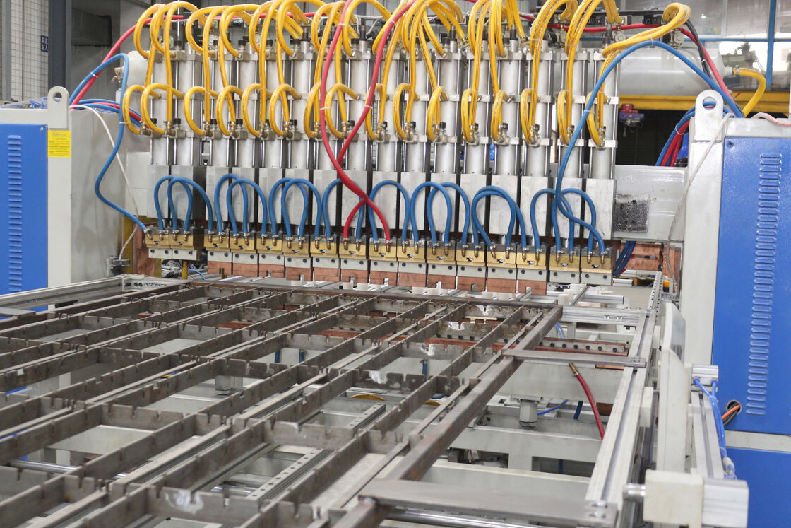 Zautomatyzowana, szybka spawarka skraplaczy chłodniczych z możliwością dostosowania linii produkcyjnej skraplaczy z rur drucianych oraz zintegrowanym spawaniem i gięciem