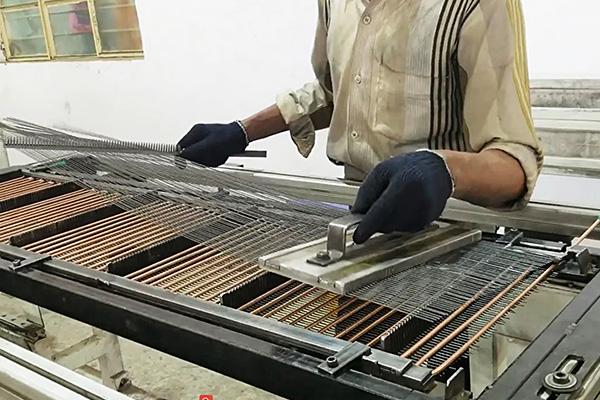 Zmaksymalizuj wydajność dzięki naszej linii produkcyjnej do skraplaczy z rur drucianych do lodówek - spawarka i giętarka 5